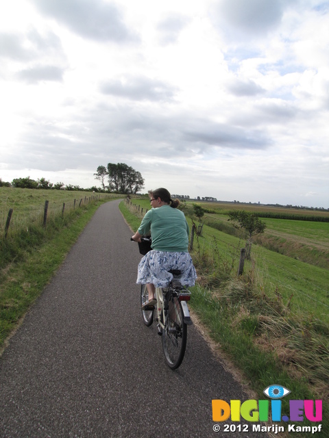 SX24451 Jenni biking to Zierikzee